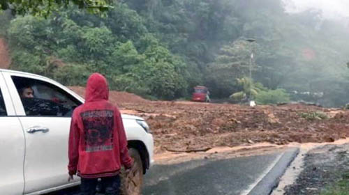 Jalan Lintas Sumbar-Bengkulu di Painan Putus Tertimbun Longsor